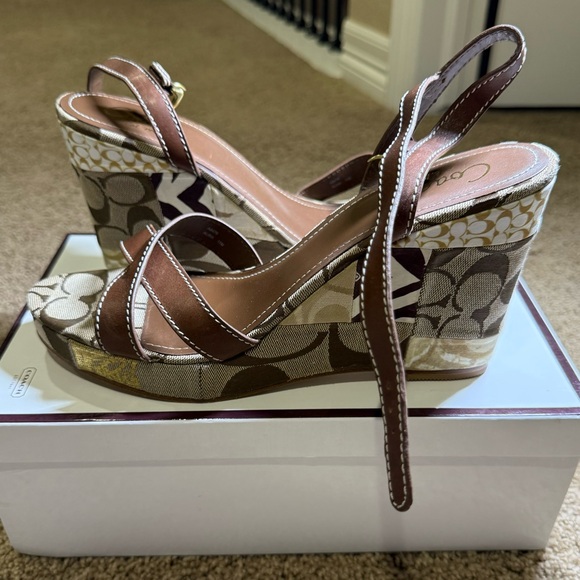 Coach sandals wore once Alina size 11 brown - Picture 1 of 3